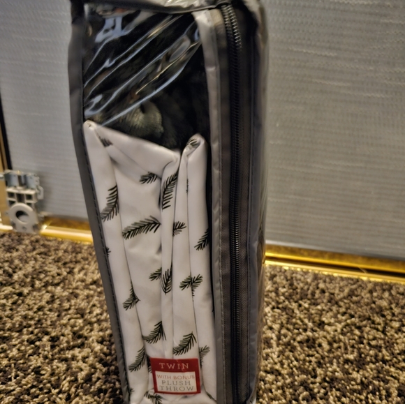 Traditions collection 3 piece sheet set with plush throw - Picture 3 of 7